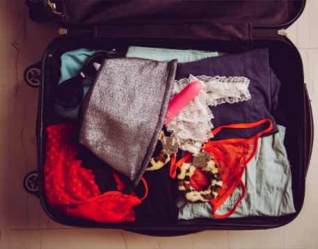 ¿Viaja con juguetes sexuales? Lo que necesita saber antes de empacar